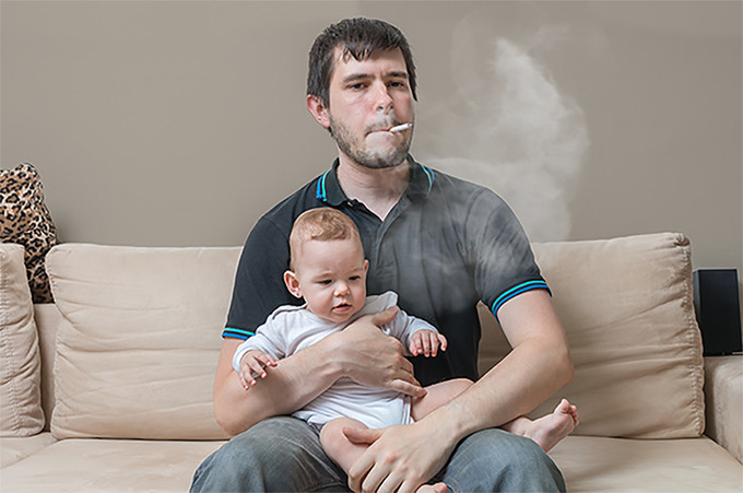 Thói quen xấu của cha mẹ gây hại sức khỏe và cuộc sống của con cái