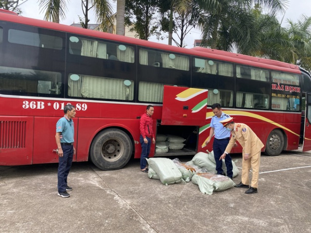 Quảng Ninh phát hiện ô tô vận chuyển gần 500 kg lòng lợn sấy khô bốc mùi hôi thối