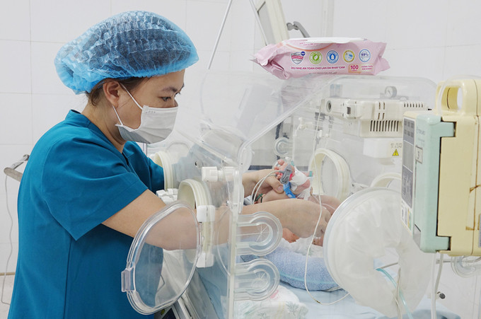 Quảng Ninh cấp cứu trẻ sơ sinh bị suy hô hấp nặng, suy đa tạng nguy kịch