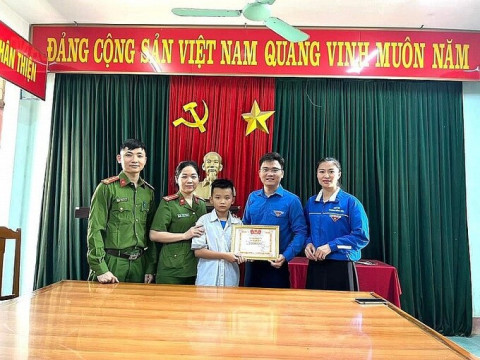 Thanh Hóa tuyên dương em học sinh lớp 6 nhặt được của rơi trả người làm mất