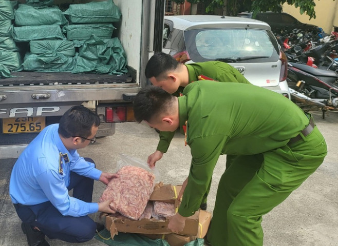 Lạng Sơn tạm giữ 2 tấn chân gà rút xương có nhiều nghi vấn vi phạm