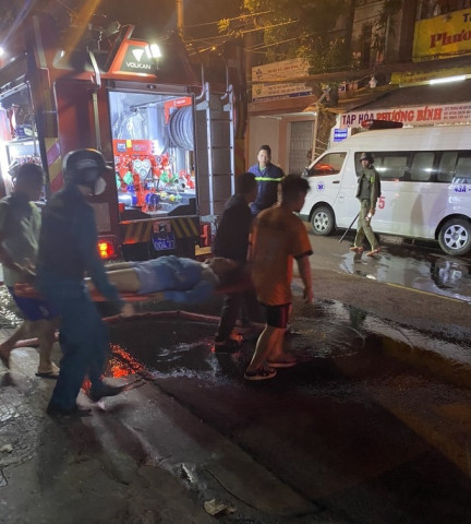 Đà Nẵng dập tắt đám cháy, cứu người đang mắc kẹt trong căn nhà thoát nạn