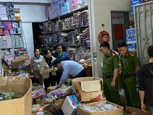 Nghệ An phát hiện cửa hàng kinh doanh bày bán 5.336 gói xúc xích, chân gà gói sẵn không rõ nguồn gốc xuất xứ