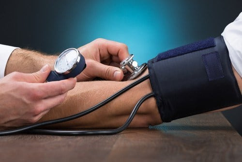 Người cao huyết áp không nên làm những việc này trước khi đi ngủ