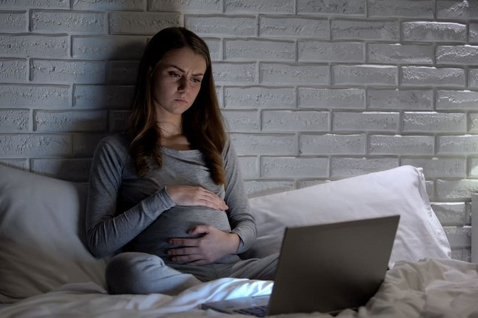 Tiếp xúc với ánh sáng trước khi ngủ liên quan đến bệnh tiểu đường thai kỳ