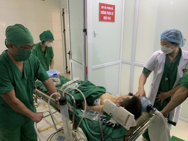 Hà Nội: Bé trai 10 tuổi ngã vào que têm trầu khiến vết thương chảy nhiều máu, khó thở, tím tái