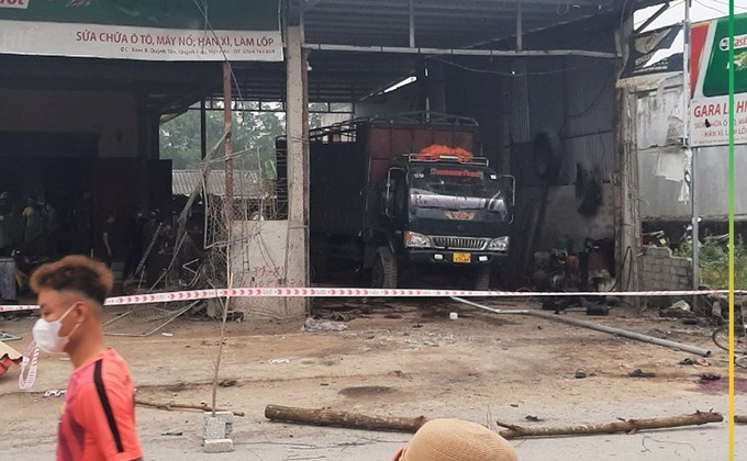 Nghệ An xảy ra vụ nổ lớn tại gara ôtô làm 2 người tử vong, 4 người bị thương