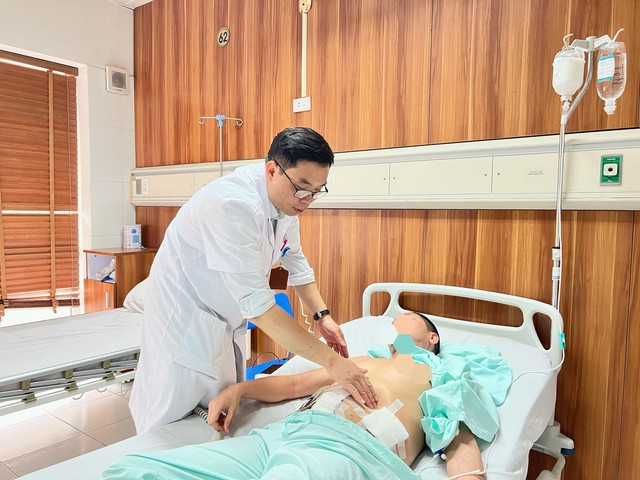 Một nam bệnh nhân bị thủng ruột do hóc dị vật là que tăm