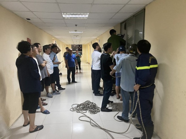 Hà Nội cứu thành công cháu bé 10 tuổi gặp nguy hiểm trên tầng 20 chung cư