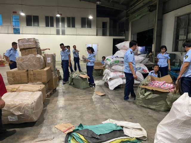 TP. HCM phát hiện và thu giữ gần 7.000 điếu xì gà ngoại, 6 chai rượu, 700 hộp thực phẩm bổ sung nhập lậu
