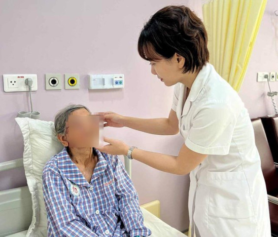 Cụ bà 98 tuổi mắc ung thư da từ một nốt ruồi dưới mi mắt