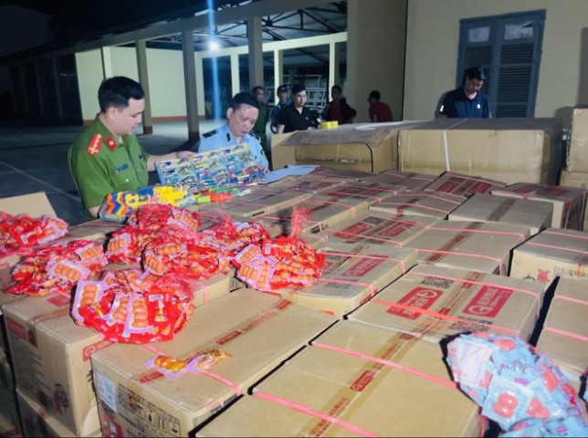 Lào Cai phát hiện và thu giữ số lượng lớn xúc xích ăn liền, đồ chơi không rõ nguồn gốc xuất xứ