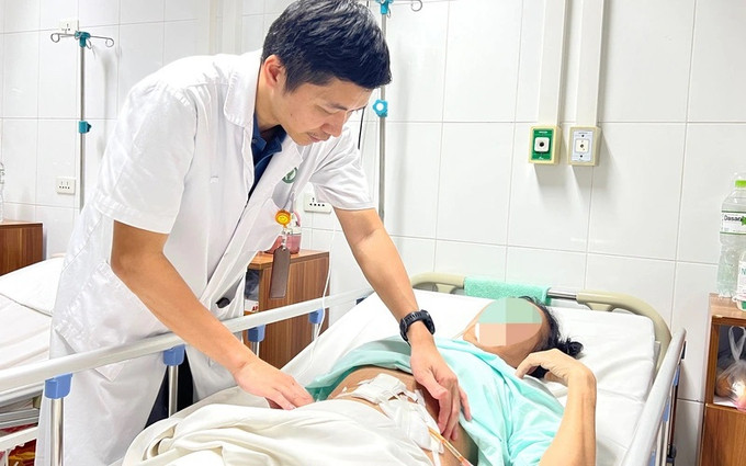 Hà Nội: Một nữ bệnh nhân bị thủng ruột do ăn nguyên 1 quả táo đỏ
