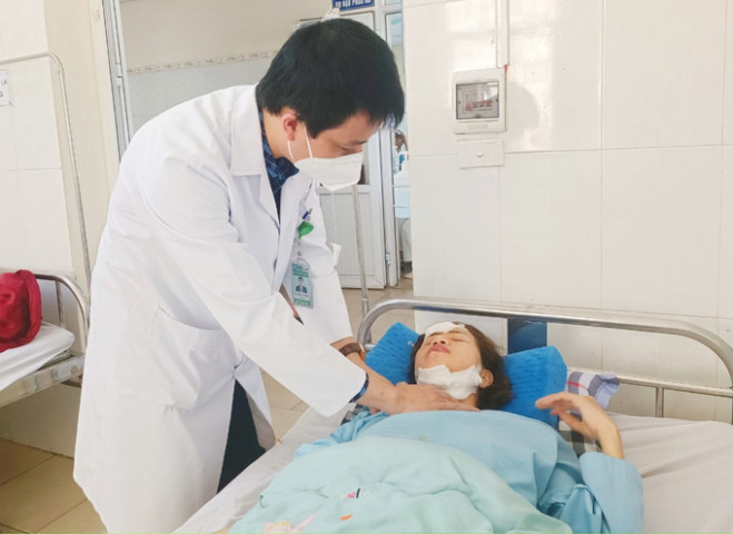 Thanh Hóa cứu sống bệnh nhân bị cửa kính cứa vào cổ