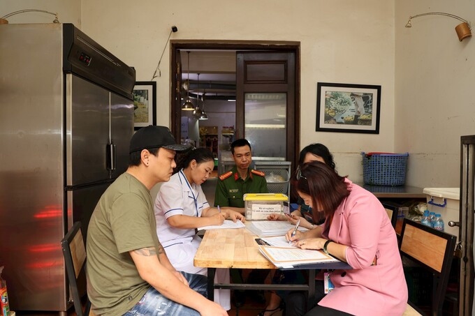 Hà Nội tạm định chỉ hoạt động nhà hàng cho khách ăn nước lẩu thừa