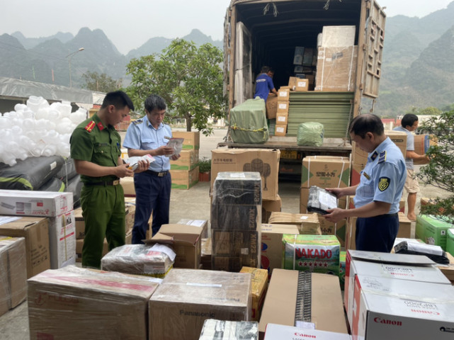 Lạng Sơn phát hiện ô tô vận chuyển hàng trăm kg thực phẩm không rõ nguồn gốc xuất xứ