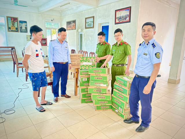 Tuyên Quang phát hiện xe ô tô chở 700 gói hướng dương không rõ nguồn gốc xuất xứ