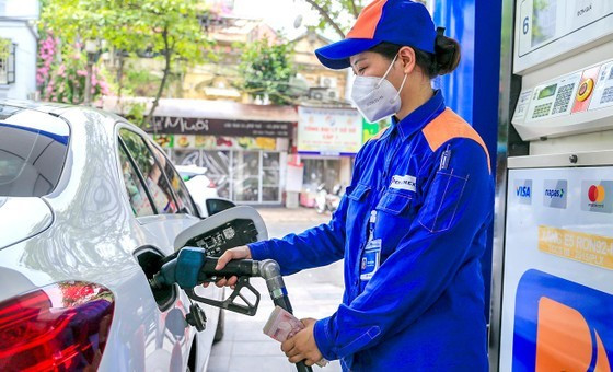 Giá xăng giảm từ 490 đồng đến 610 đồng/lít từ 15h chiều ngày 21/4