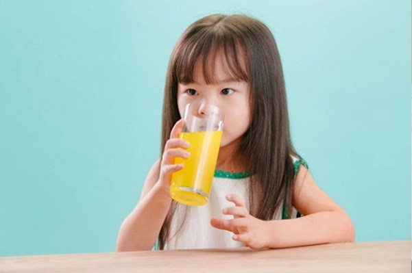 Những loại nước nào thì tốt cho sức khỏe của trẻ trong mùa hè?