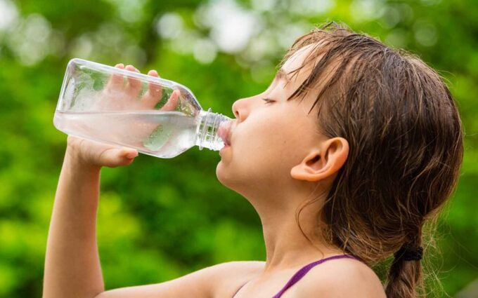 Cách đề phòng trẻ không bị sốc nhiệt trong mùa hè