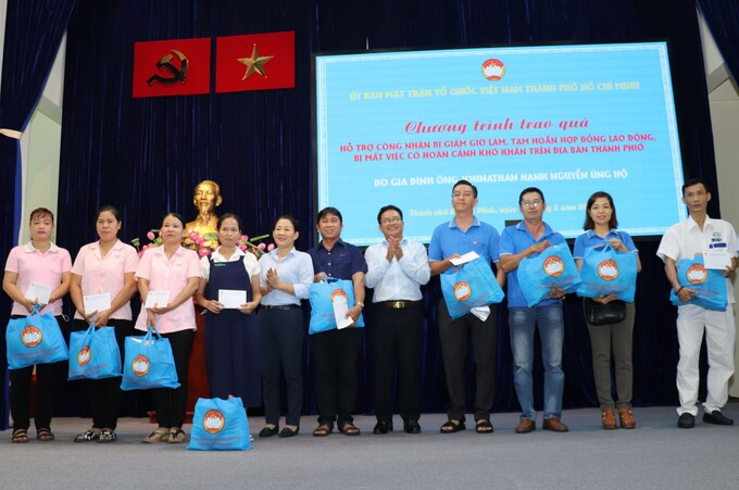 TP. HCM trao 100 phần quà cho công nhân bị giảm giờ làm do ảnh hưởng dịch COVID-19