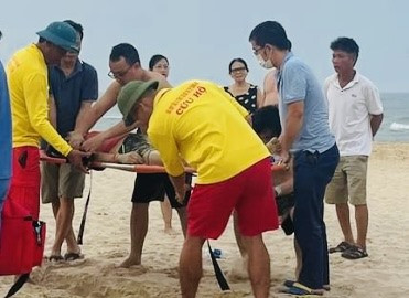 Quảng Bình: Một cụ bà bị đuối nước tử vong khi tắm biển