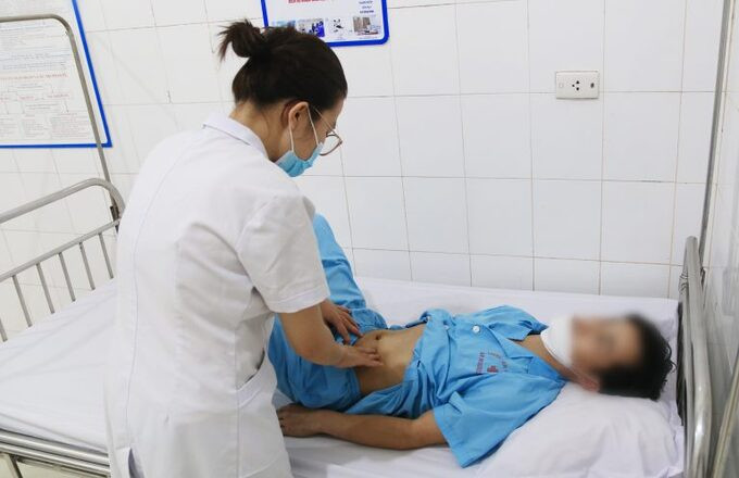 Phú Thọ cấp cứu thành công nam bệnh nhân bị thủng dạ dày do tự ý uống thuốc điều trị xương khớp