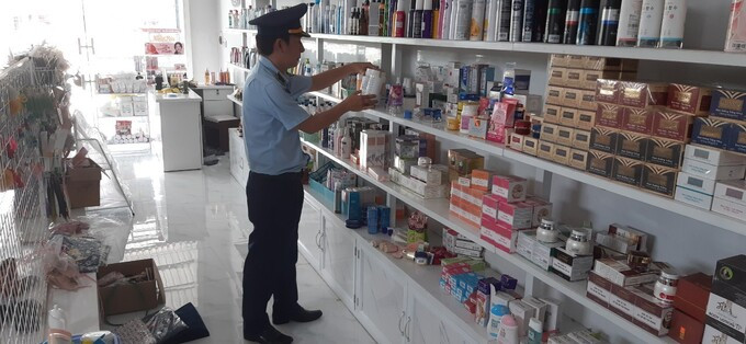 Tiền Giang phát hiện 8 cơ sở kinh doanh nước hoa, kem trắng da các loại không rõ nguồn gốc xuất xứ