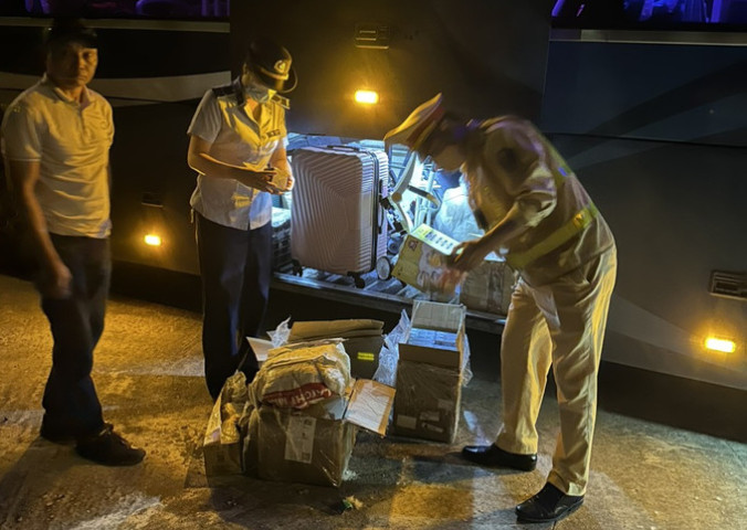 Quảng Ninh phát hiện và tạm giữ 700 sản phẩm thuốc lá điện tử trên xe chở khách