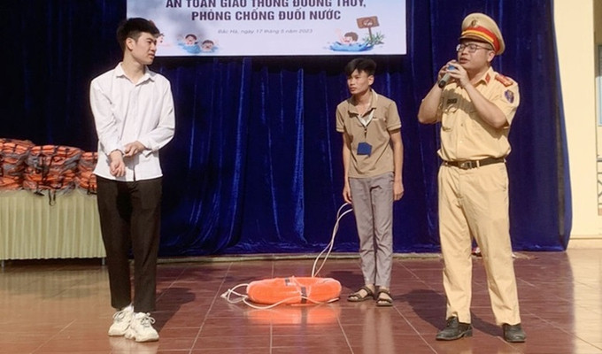 Lào Cai tuyên truyền an toàn giao thông đường thủy, phòng, chống đuối nước cho hơn 600 học sinh