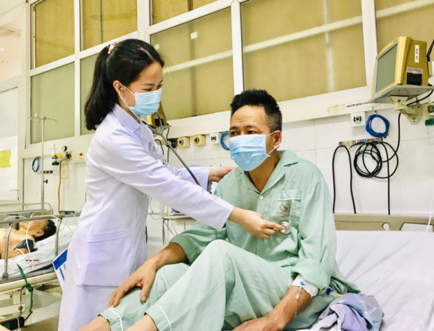 Quảng Ninh: Một bệnh nhân bị ngộ độc hóa chất tẩy rửa được cấp cứu thải độc tích cực