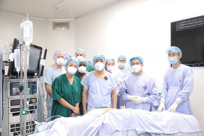 Chuyên gia người Anh và Bệnh viện K phẫu thuật cho bệnh nhân ung thư với hệ thống robot duy nhất tại Việt Nam