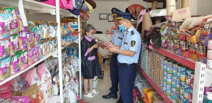 Lạng Sơn phát hiện cơ sở kinh doanh bày bán thức ăn cho chó, mèo nhập lậu