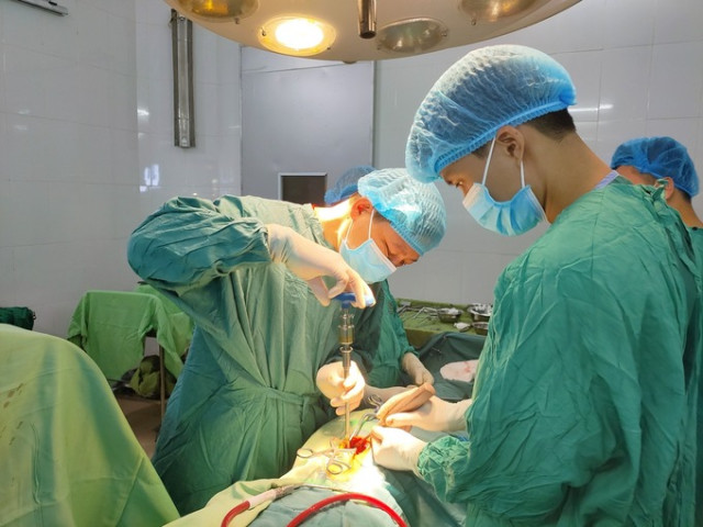 Tuyên Quang phẫu thuật cấp cứu nữ bệnh nhân trèo cây vải bị ngã gãy cột sống, đốt tủy sống
