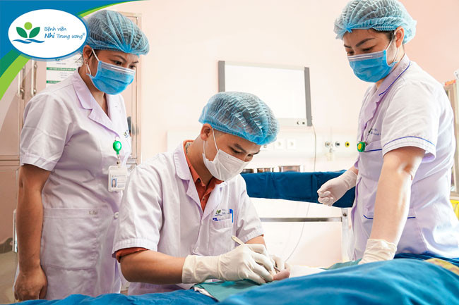 Cảnh báo trẻ bị bỏng nặng, hoại tử da do bị chà sát mạnh vào dây curoa của máy chạy bộ tại nhà