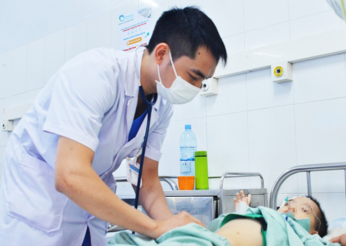 Quảng Ninh cấp cứu trường hợp bệnh nhi 3 tuổi bị sốc giảm thể tích do tiêu chảy cấp nguy kịch
