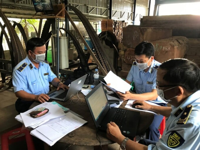 Tiền Giang phát hiện 1 cơ sở cưa xẻ gỗ tàng trữ 10 hộp gỗ gõ đỏ quý hiếm