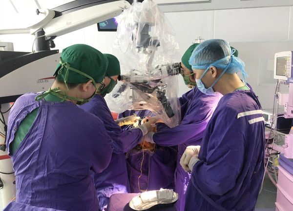 Quảng Ninh xuyên đêm mổ cấp cứu cho bệnh nhi 12 tuổi ngã chấn thương sọ não nặng