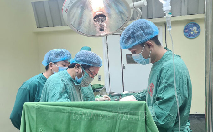 Quảng Ninh phẫu thuật cấp cứu 1 bệnh nhân nữ nhập viện do u đại tràng biến chứng tắc ruột, lồng ruột