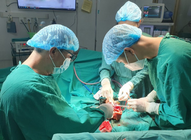 Tuyên Quang phẫu thuật cứu bàn tay dập nát phức tạp của 1 bệnh nhân do bị cuốn vào máy cắt gạch