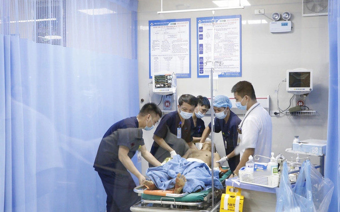Phú Thọ phẫu thuật cứu sống người bệnh bị vết thương thấu bụng mất máu, lộ quai ruột nguy kịch