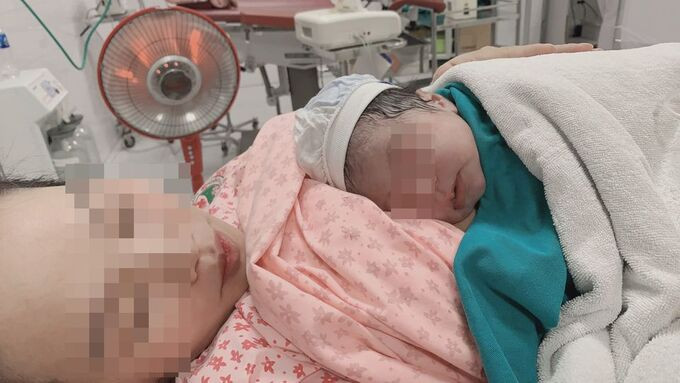 Hà Nội: Một sản phụ đẻ rơi con trên xe ô tô