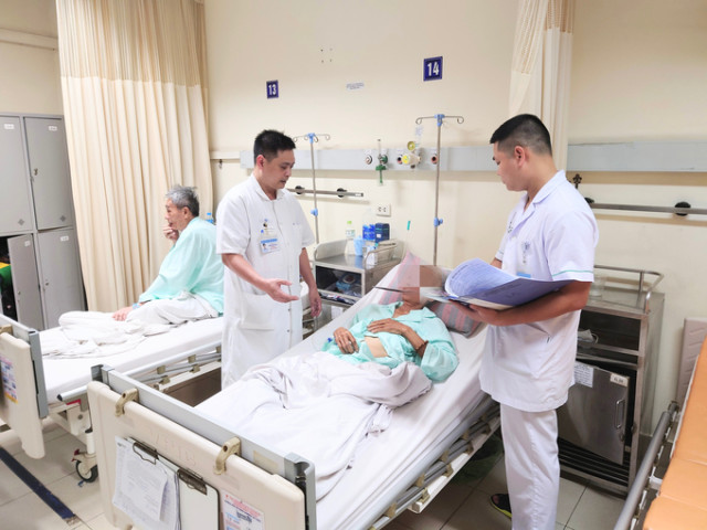 Một người đàn ông bị lợn tấn công dẫn đến mất gần như toàn bộ da dương vật và mất tinh hoàn phải