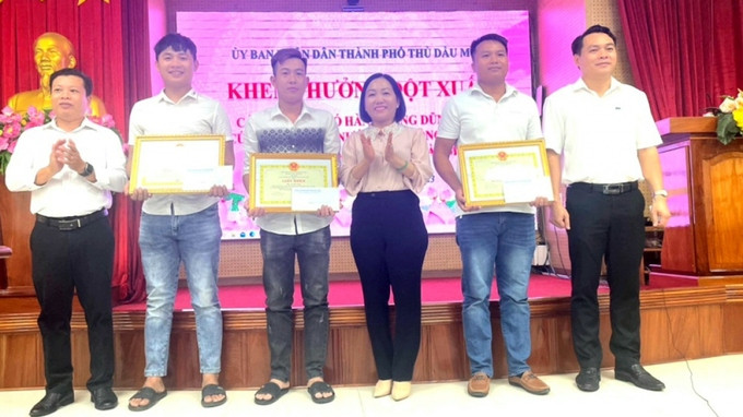 Bình Dương khen thưởng 3 thanh niên cứu hai mẹ con người nước ngoài đuối nước
