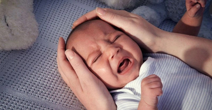 Biến chứng nguy hiểm trẻ giật mình khi mắc tay chân miệng