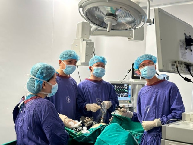 Một bệnh nhân nữ bị đau bụng, sút cân suốt 4 tháng đi khám phát hiện ung thư trực tràng giai đoạn 3