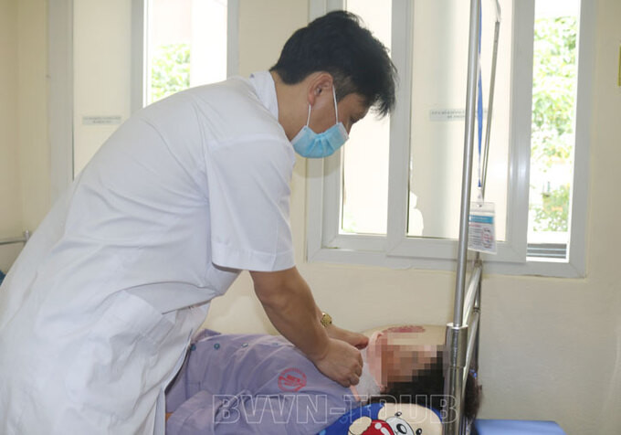 Quảng Ninh: Một người phụ nữ bị trẹo đốt sống cổ do bị ngã khi trèo cây hái vải