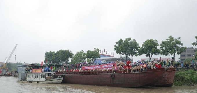 Quảng Ninh: Một vận động viên bị nước cuốn trôi khi thi đấu giải bơi truyền thống vượt sông Bạch Đằng