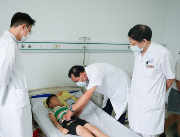 Hải Phòng cấp cứu cho bệnh nhi 7 tuổi bị xương gà 4cm đâm thủng ruột