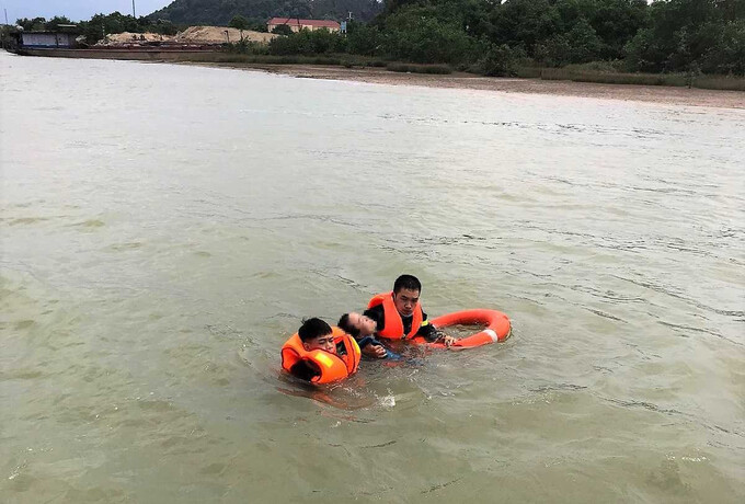 Nghệ An kịp thời cứu sống 2 người nhảy cầu Bến Thủy tự tử